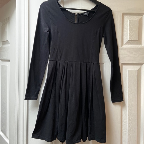 Aritzia Dress - Talula Lambeth Dress - Picture 2 of 8